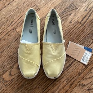 Toms Classic Plant Dyed Yellow Canvas size 9 new in box